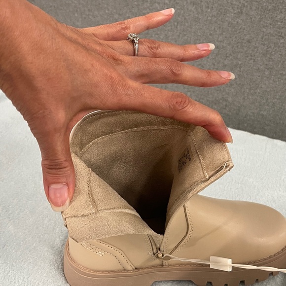 Zara Kids / toddler boots. Chunky external sole, side zipper. Beige / cream. 12 - Picture 11 of 12